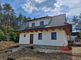 --PREDANÉ– 3 – NOVOSTAVBY v rekreačnej oblasti na pozemkoch o výmere 378 m2, 398 m2 a 496